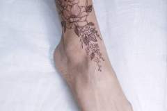 Татуировка : Цветы на щиколотке