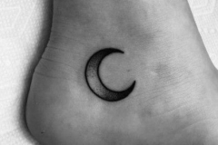 Татуировка : Луна на щиколотке