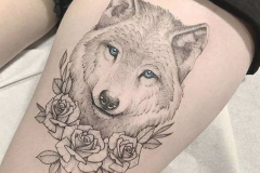 Татуировка : Волк, Животные, Цветы на бедре