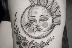 Наколка : Луна, Солнце, Цветы на бедре