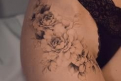 Татуировка : Цветы на бедре