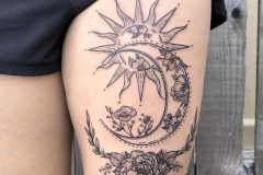 Татуировка : Луна, Солнце на бедре