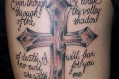 Татуировка : Крест, Надпись на бедре