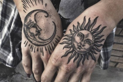 Наколка : Солнце, Луна на кисти