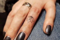 Татуировка : Листья на пальцах