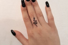Татуировка : Змея на пальцах