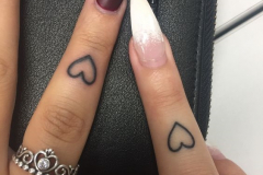 Татуировка : Сердце на пальцах
