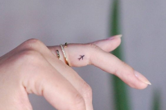 Татуировка : Самолет на пальцах