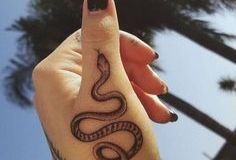 Татушка : Змея на пальцах