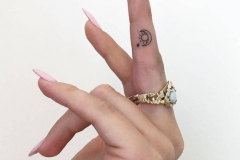 Татуировка : Луна, Солнце на пальцах
