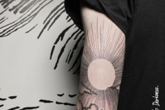 Татуировка : Солнце на плече