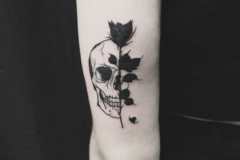 Татуировка : Цветы, Череп, Роза на плече