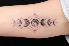Татуировка : Луна на плече