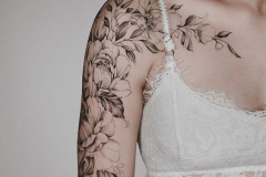 Татуировка : Цветы на плече
