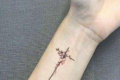Татуировка : Крест, Цветы на предплечье