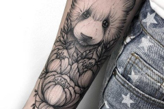 Татуировка : Медведь, Животные, Цветы на предплечье
