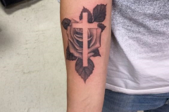 Татуировка : Крест, Роза, Цветы на предплечье
