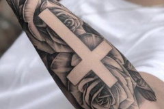 Татуировка : Роза, Крест, Цветы на предплечье