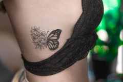 Татуировка : Бабочка на ребрах